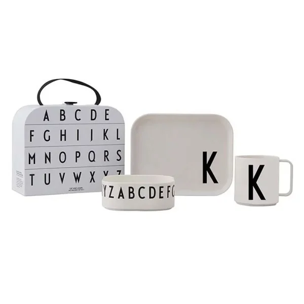 DESIGN LETTERS 4-dielny detský jedálenský set "Classics in a suitcase" - K